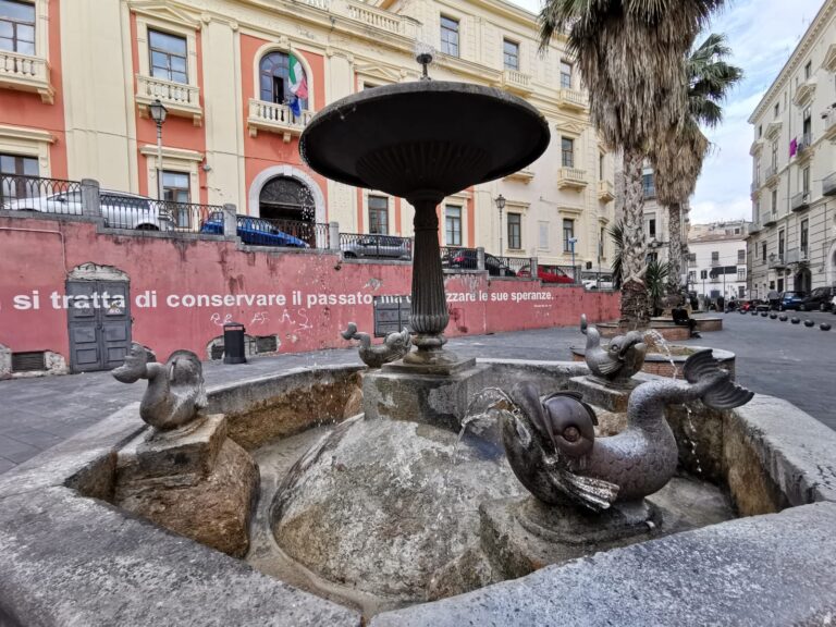 Salerno, lavori di pulizia della fontana di Largo Abate Conforti