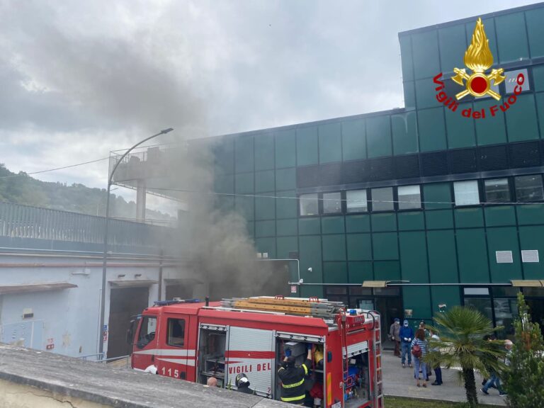 Salerno, incendio nell’ufficio archivio della Polizia Postale