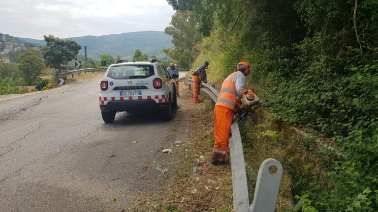 Cilento, lavori di pulizia e manutenzione sulla “Via del Mare”