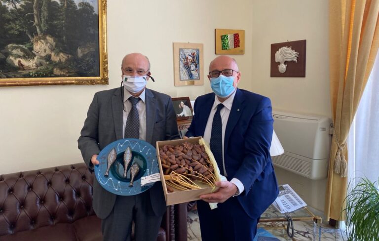 Salerno, incontro tra Prefetto e ambasciatore d’Algeria: scambio di doni