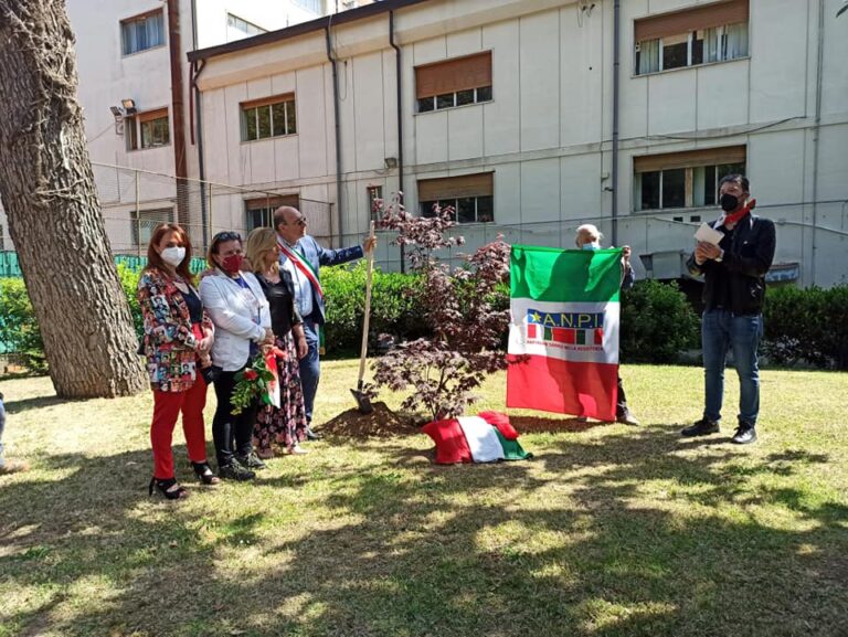 Cava de’ Tirreni: un acero rosso al “Giardino della Resistenza”