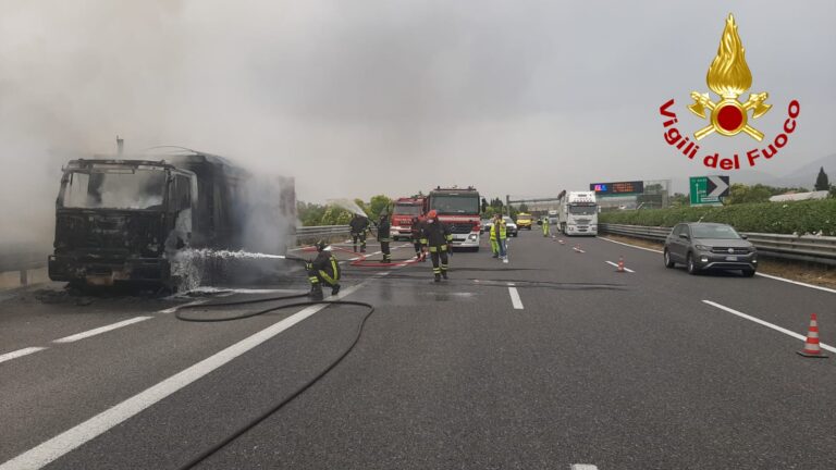 Battipaglia: camion prende fuoco, fiamme visibili dalla città