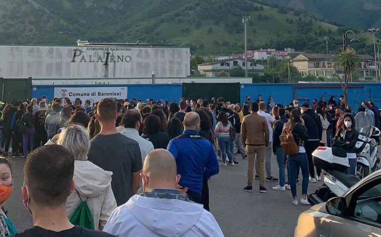 Corsa al Vaccino: folla in attesa per l’Open Day al PalaIrno di Baronissi