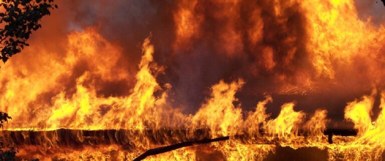 Cilento: in fiamme un camion della raccolta rifiuti. Si indaga