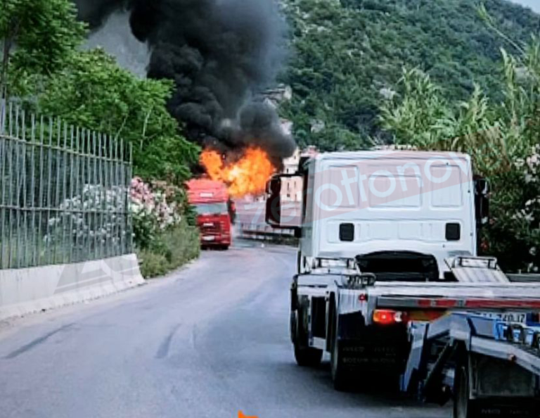 Salerno: attimi di paura per incendio di un autoarticolato in transito