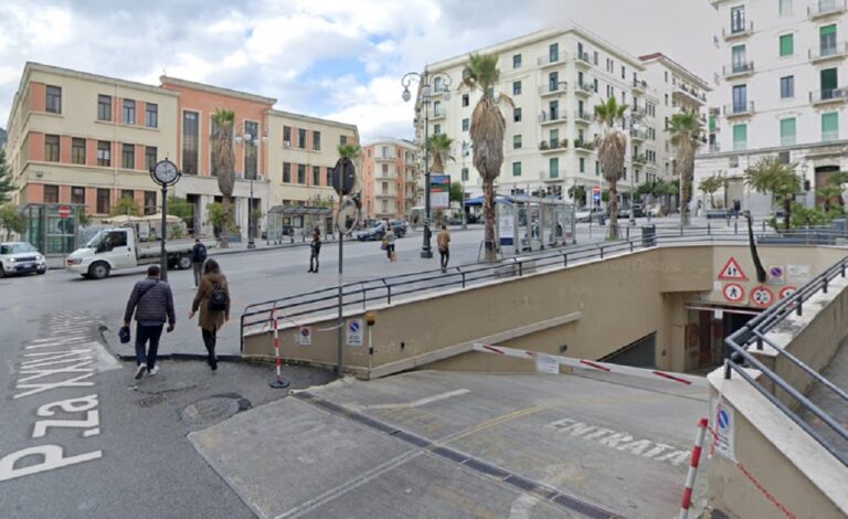 Salerno, furgone incontrollato semina il panico in Piazza Malta