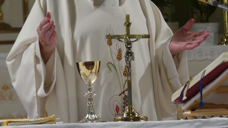 Cava: parroco della Chiesa di Castagneto trasferito. Rabbia tra i fedeli