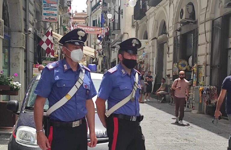 Vietri sul Mare, denunciate due persone per furto in spiaggia