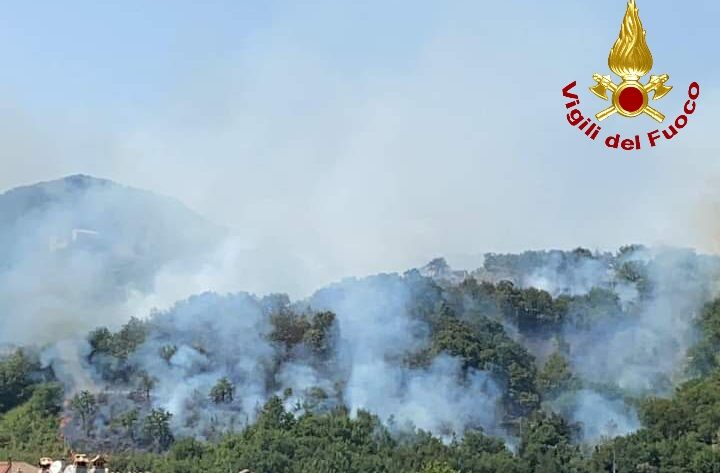 Pellezzano, vasto incendio tra i monti: in corso lo spegnimento