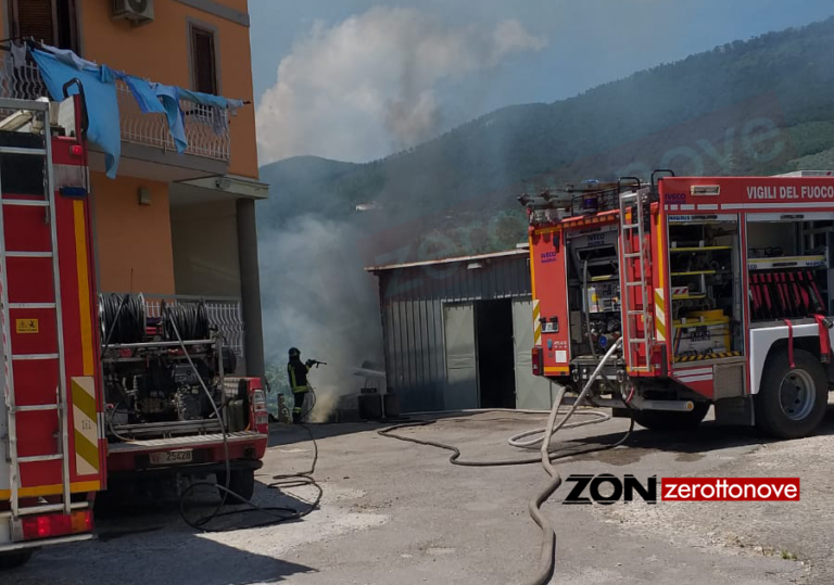 Fisciano, incendio in un deposito a Settefichi