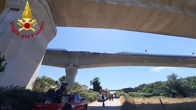 Campagna, camion precipita dal viadotto dell’A2: due morti