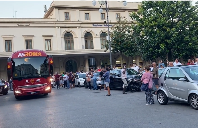 La Roma arriva a Salerno tra cori, fischi e indignazione dei tifosi