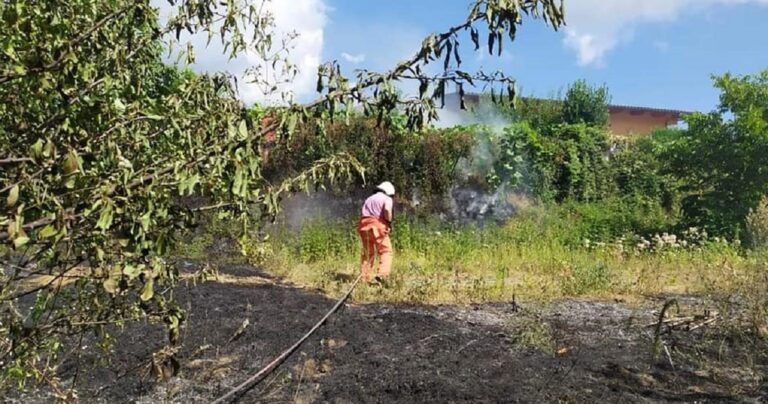 Cava de’ Tirreni, terreno incolto a fuoco: multato il proprietario