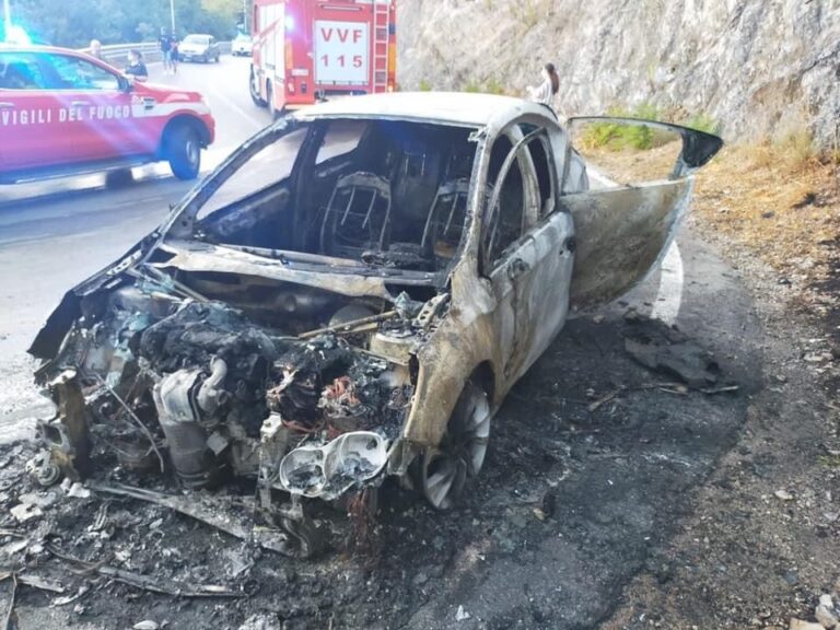Auto in fiamme tra Salerno e Pellezzano sulla SP27