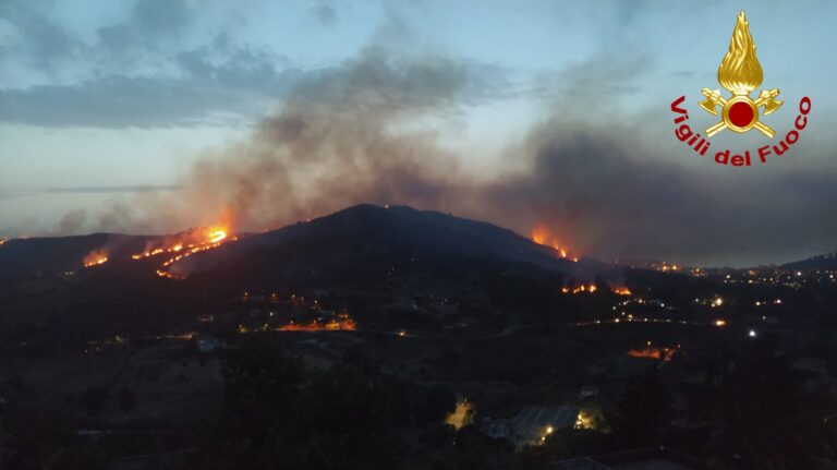 Agropoli, fiamme sulle colline nei pressi del centro: domato l’incendio