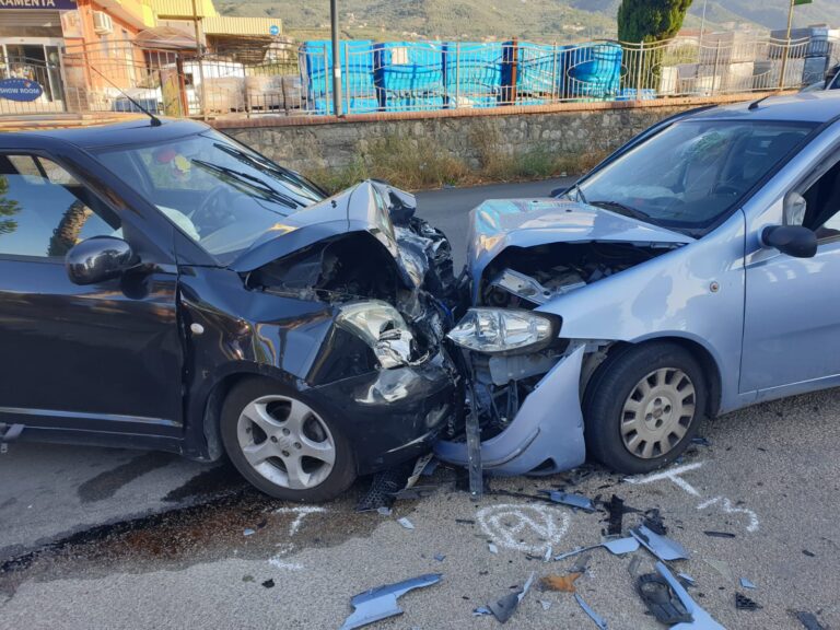 Eboli, frontale tra due auto: padre con due figlie in Ospedale