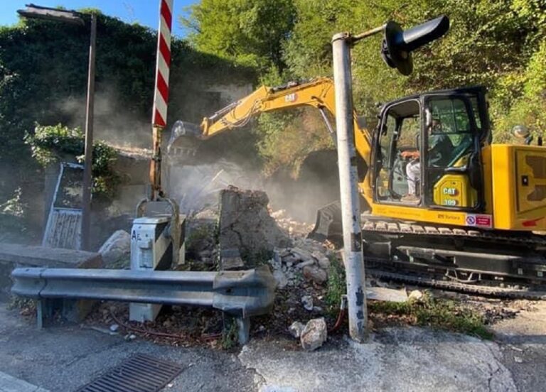 Baronissi, demolito casello ferroviario di corso Garibaldi