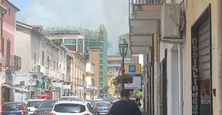 Baronissi, incendio nella zona della ex discarica