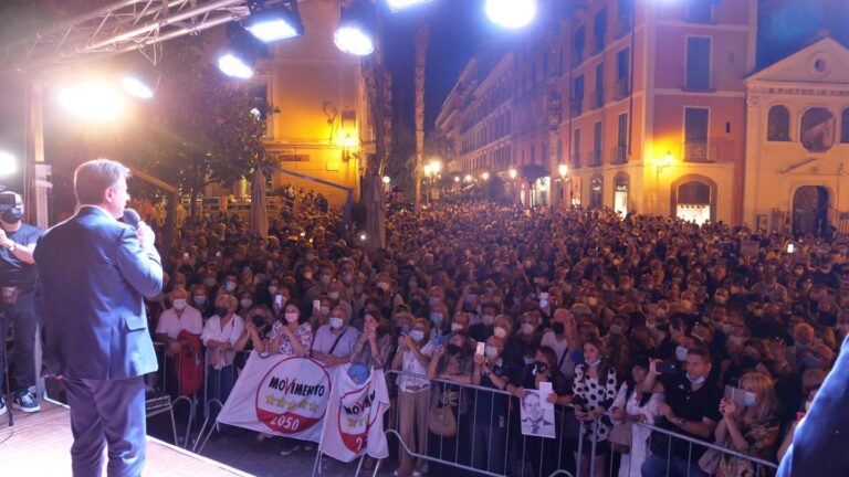 Conte a Salerno: un bagno di folla