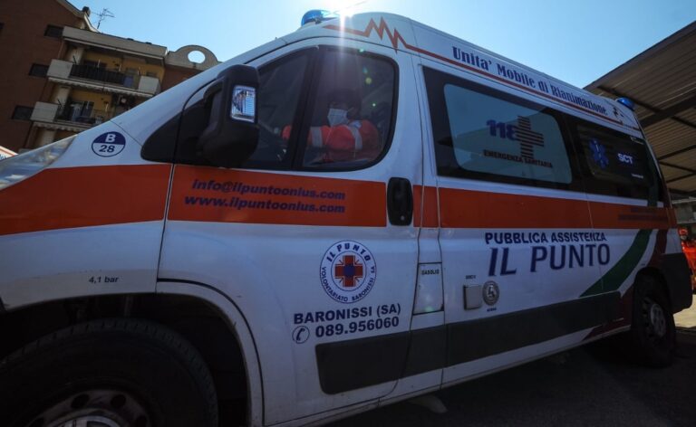 Auto contromano sulla Caserta-Roma causa incidente: feriti in ospedale a Salerno