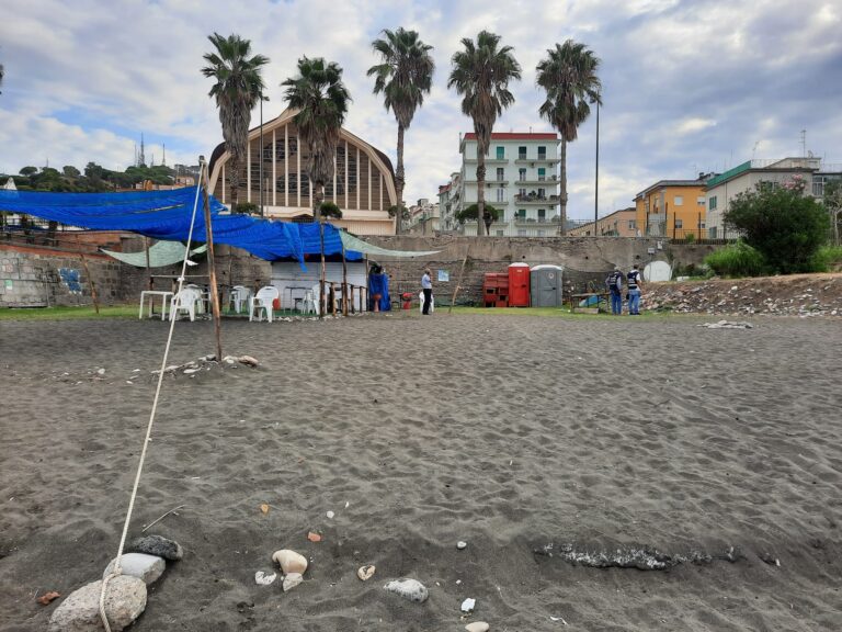 Salerno, la Polizia Municipale sequestra lido abusivo