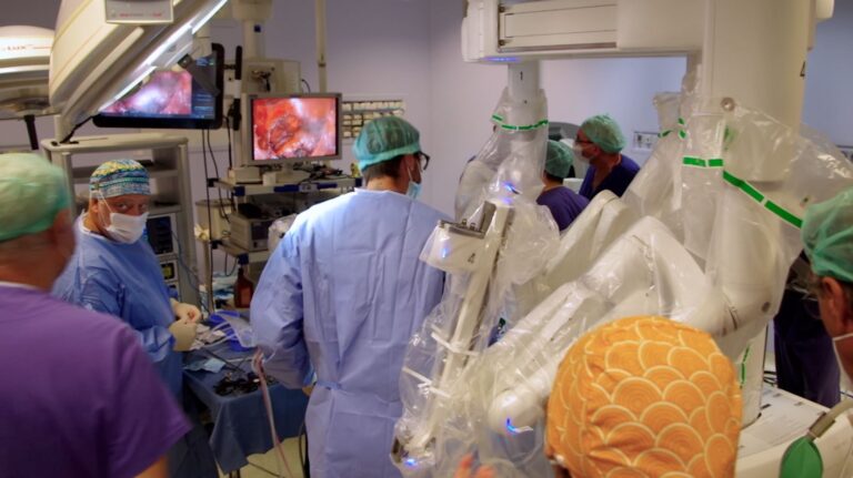 Alla Casa di cura Cobellis la chirurgia robotica anche per la tiroide