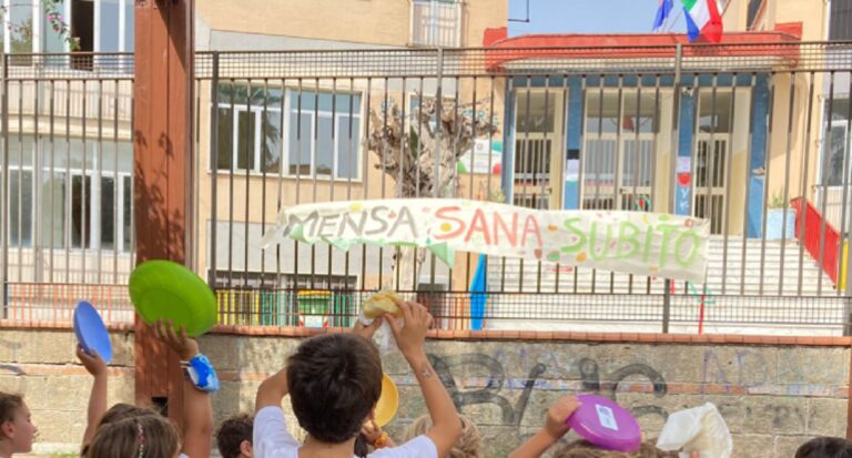 Salerno, pranzo al sacco a scuola per chiedere il servizio mensa