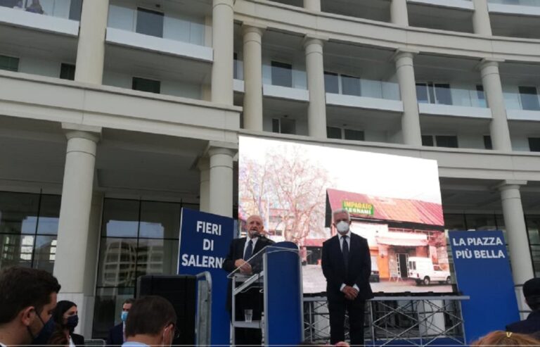 Salerno, inaugurata Piazza della Libertà, De Luca: “la più bella d’Europa”