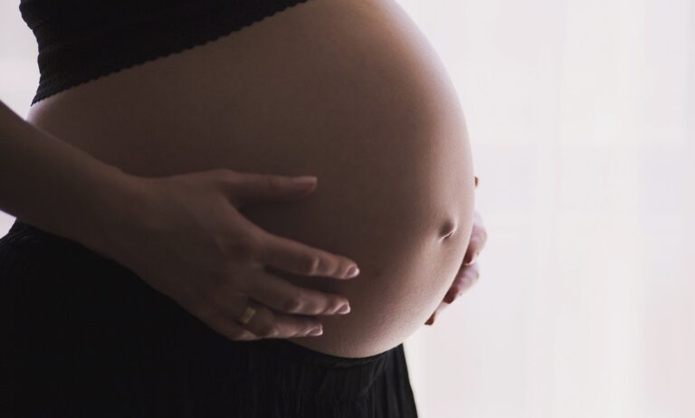 Eboli, allarme focolaio Covid: donna incinta non vaccinata in ospedale