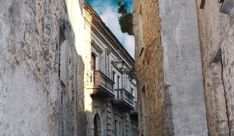 Salerno, chiesta la demolizione di uno stabile nel Centro Storico