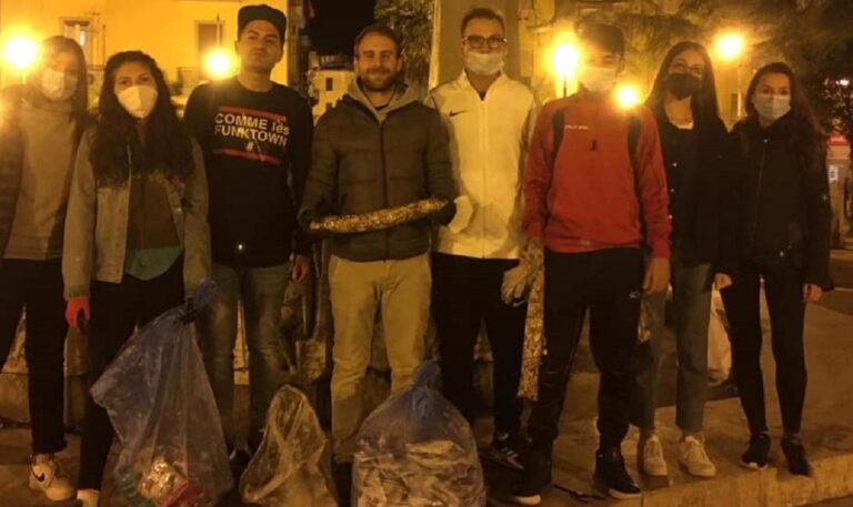 Salerno, “Voglio un mondo pulito” in azione: ripulita piazza da cicche