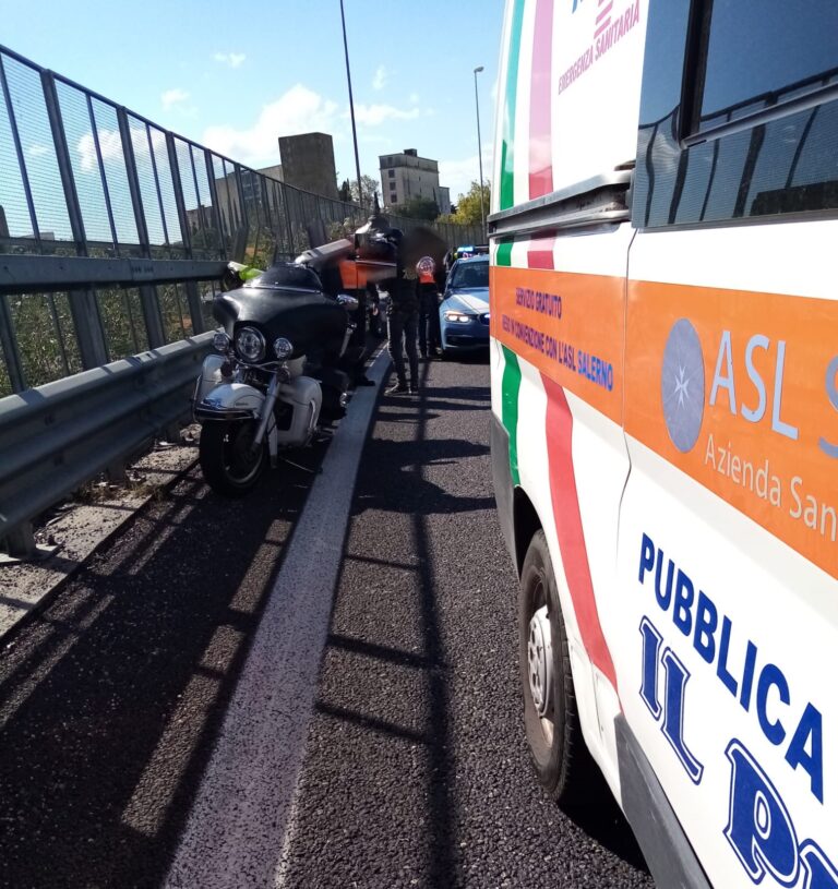 Autostrada A2, perde controllo della moto e finisce contro guardrail