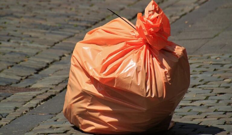 Baronissi: abbandona sacchetto rifiuti per strada, multato