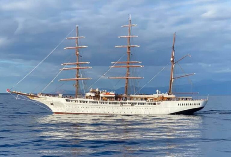 L’imponente Sea Cloud Spirit attracca al porto di Salerno