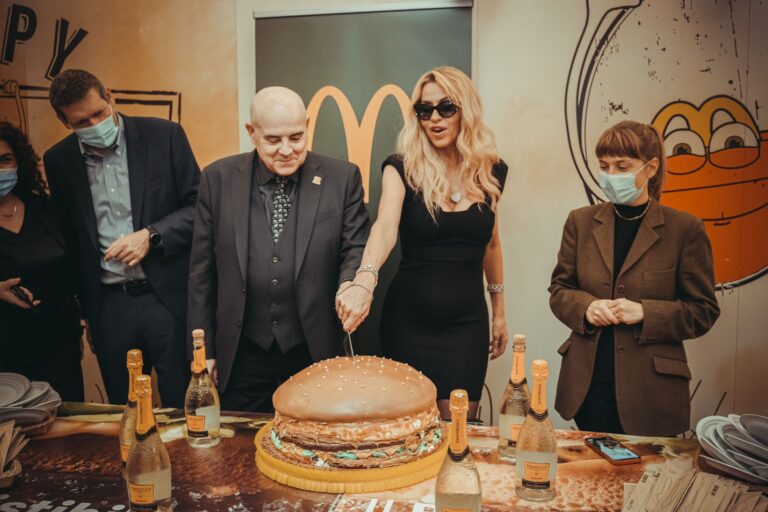 McDonald’sSalerno, Valeria Marini madrina del lancio del Best Burger