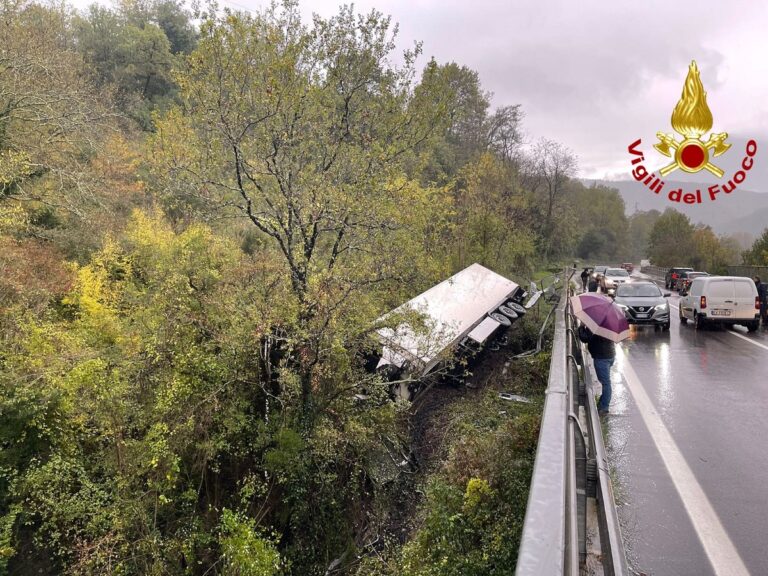 Incidente stradale sulla Mingardina: un autotreno finisce fuori strada