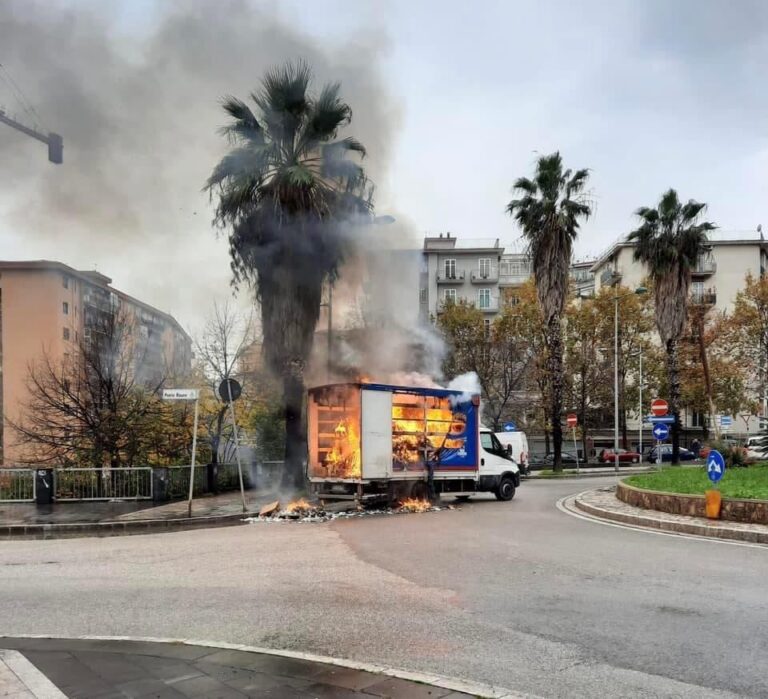 Salerno, camion in fiamme in Piazza Montpellier: traffico in tilt