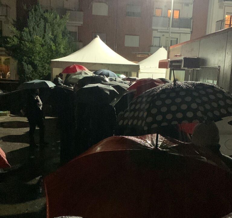 Baronissi, in fila sotto la pioggia al centro vaccinale