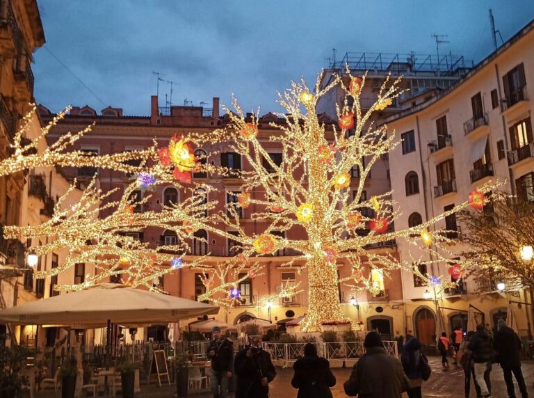 Salerno, il Covid fa crollare le prenotazioni per le feste di Natale