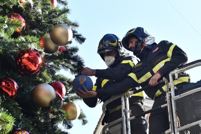 Salerno, decorazione natalizia della Polizia di Stato