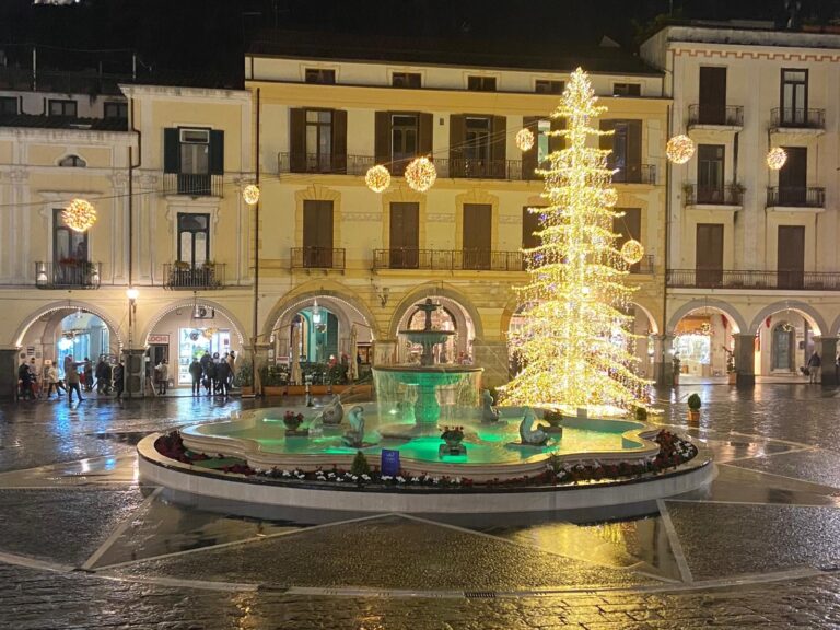 Cava, acceso l’albero in piazza Vittorio Emanuele III