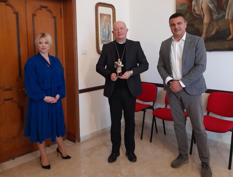 Coldiretti Salerno consegna la statuina dell’imprenditore all’arcivescovo Bellandi
