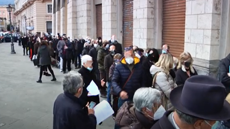 Salerno, lunghe code ai centri vaccinali: il Sindaco chiede un incontro all’Asl