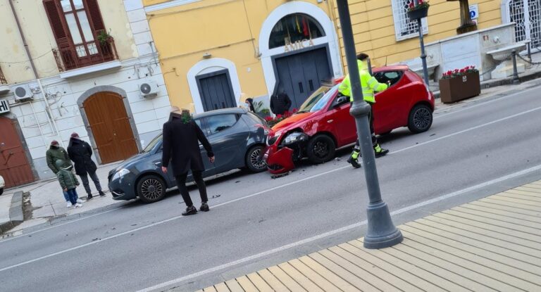 Incidente a Baronissi: coinvolte due auto e un’ambulanza