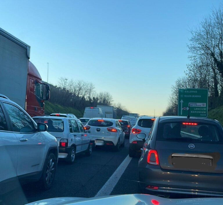 Incidente raccordo Salerno-Avellino: traffico in tilt