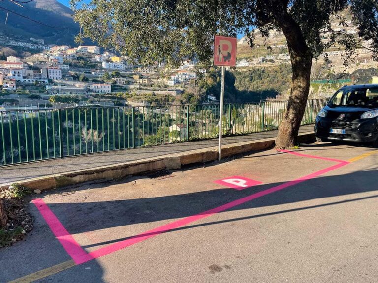 Ravello, agevolazioni per le neomamme: arrivano tre “stalli rosa”