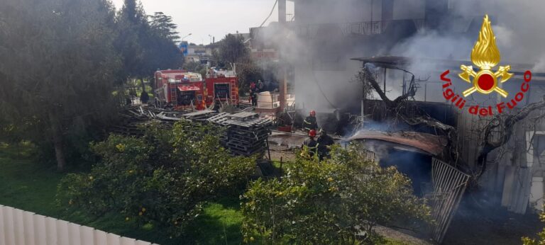 Salerno, incendio in un deposito in via Delle Calabrie