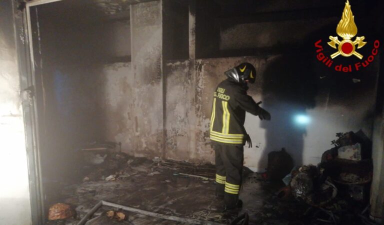 Pontecagnano: incendio in un garage, danneggiate 3 moto