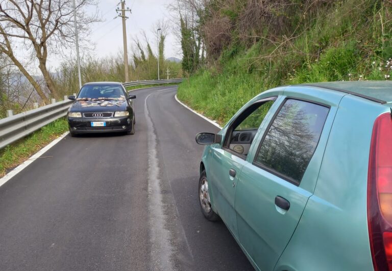 Fisciano, blocca una donna in strada. Calci alla sua auto