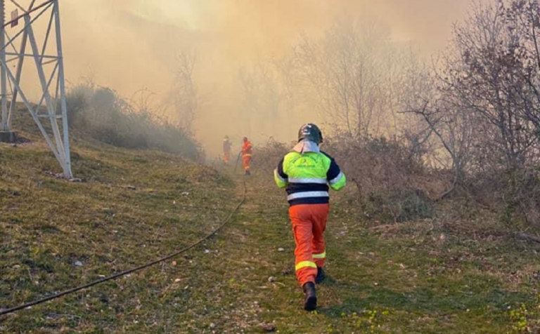 Pellezzano: vasto rogo, si lavora per spegnere le fiamme